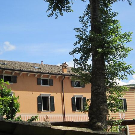 Albergo Al Platano Caprino Veronese Bagian luar foto