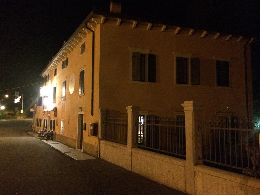 Albergo Al Platano Caprino Veronese Bagian luar foto