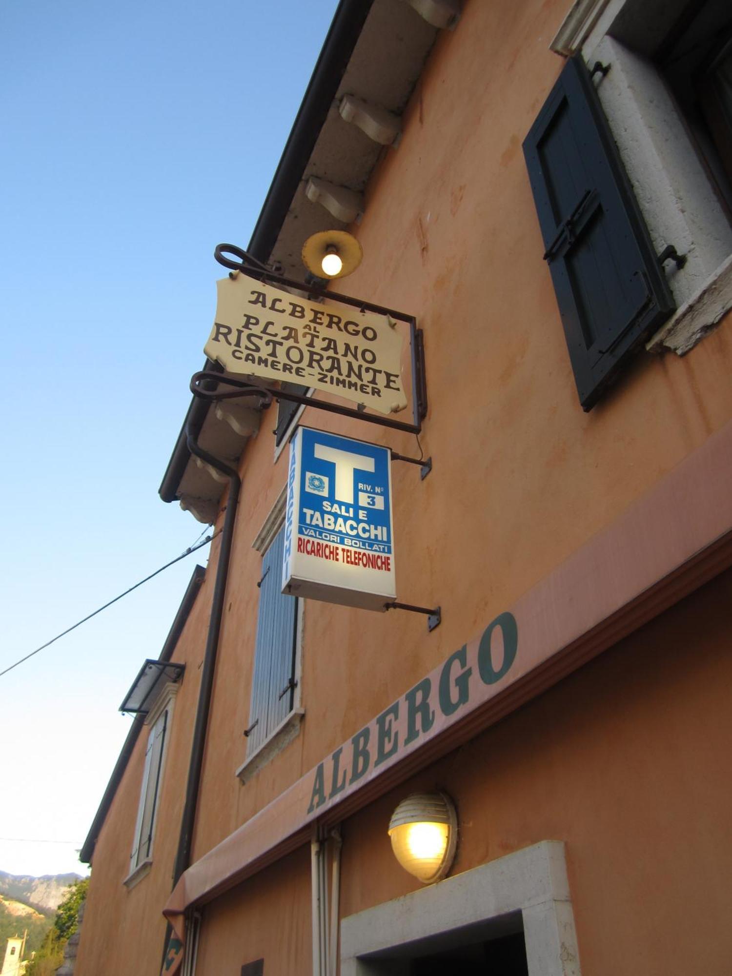 Albergo Al Platano Caprino Veronese Bagian luar foto