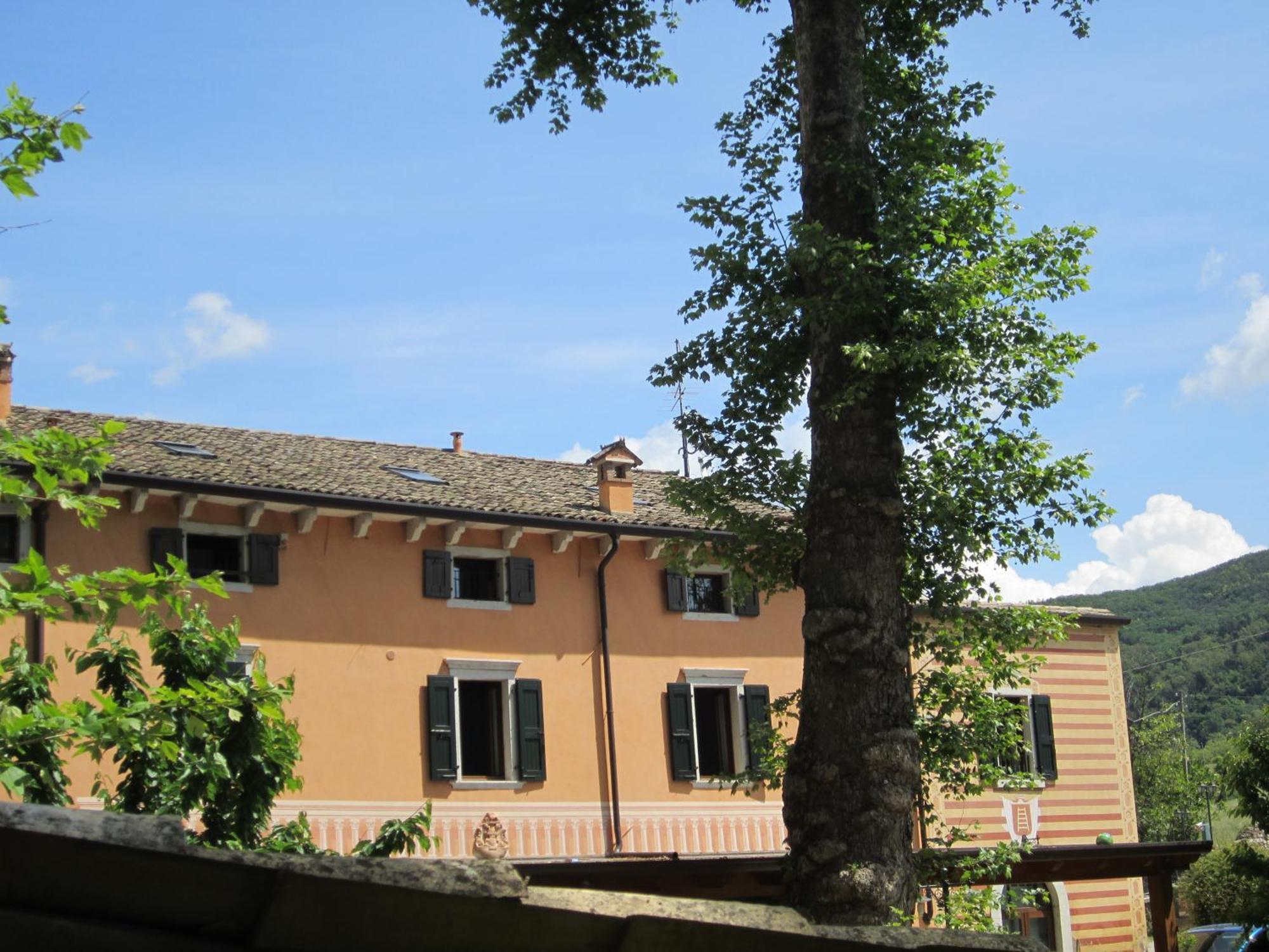 Albergo Al Platano Caprino Veronese Bagian luar foto
