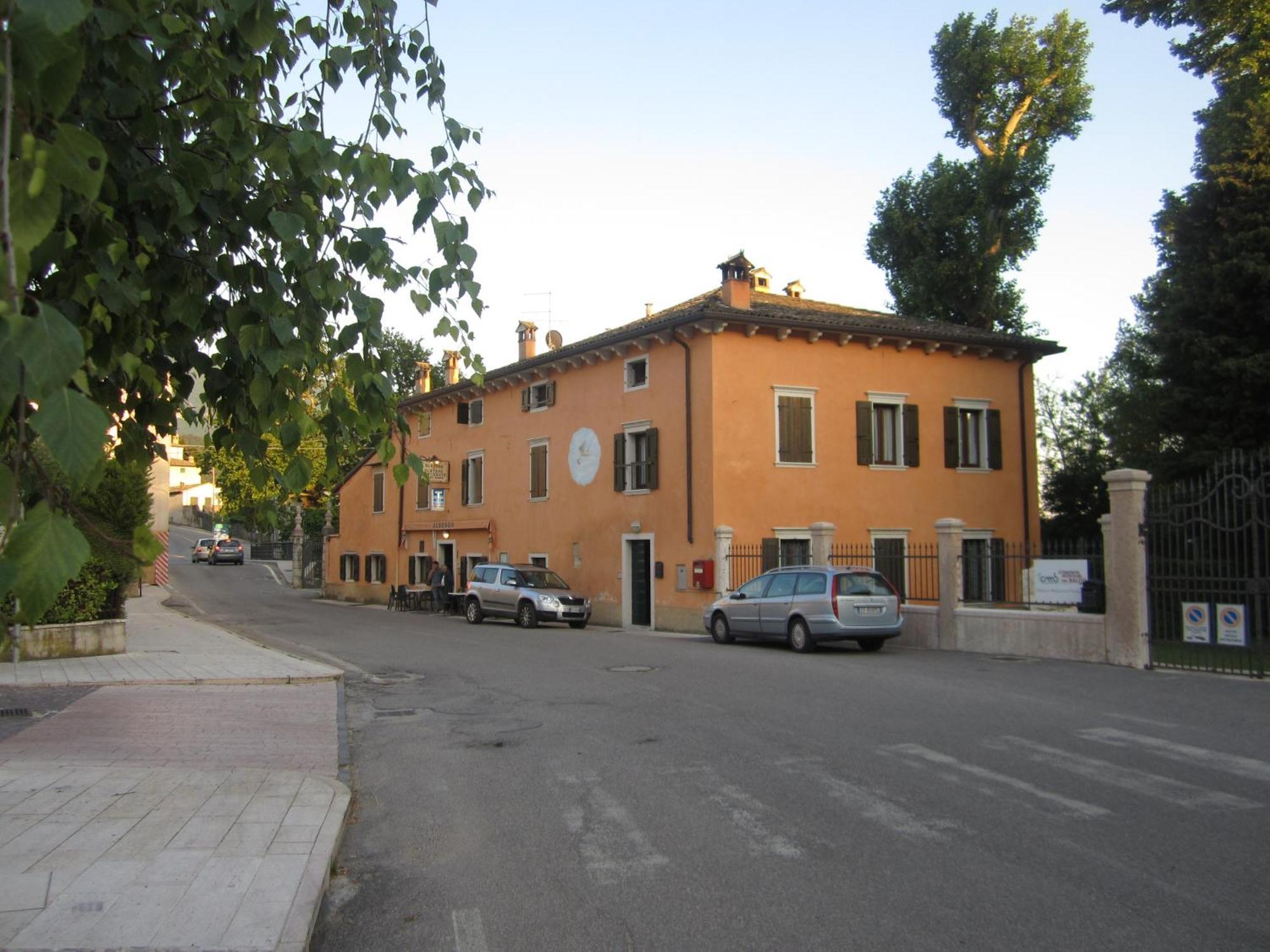 Albergo Al Platano Caprino Veronese Bagian luar foto