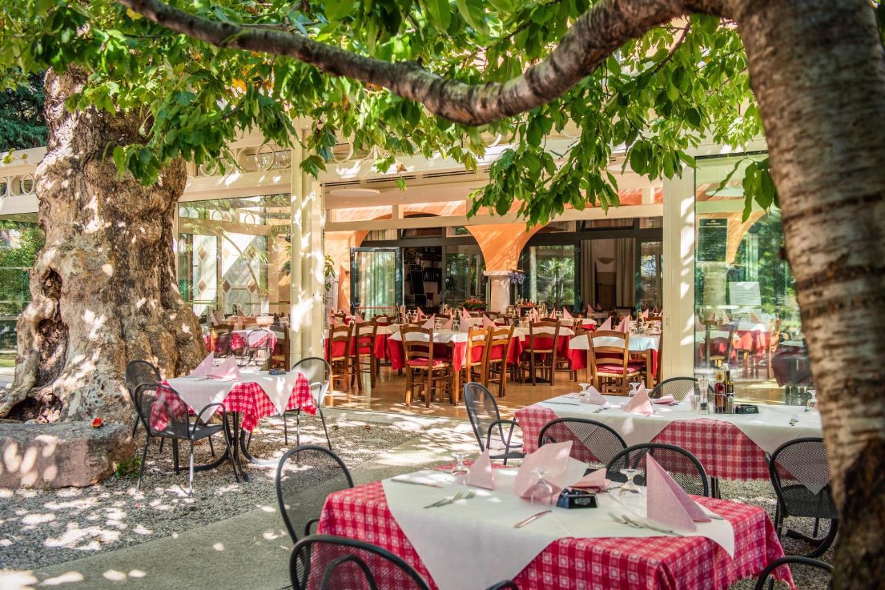 Albergo Al Platano Caprino Veronese Bagian luar foto