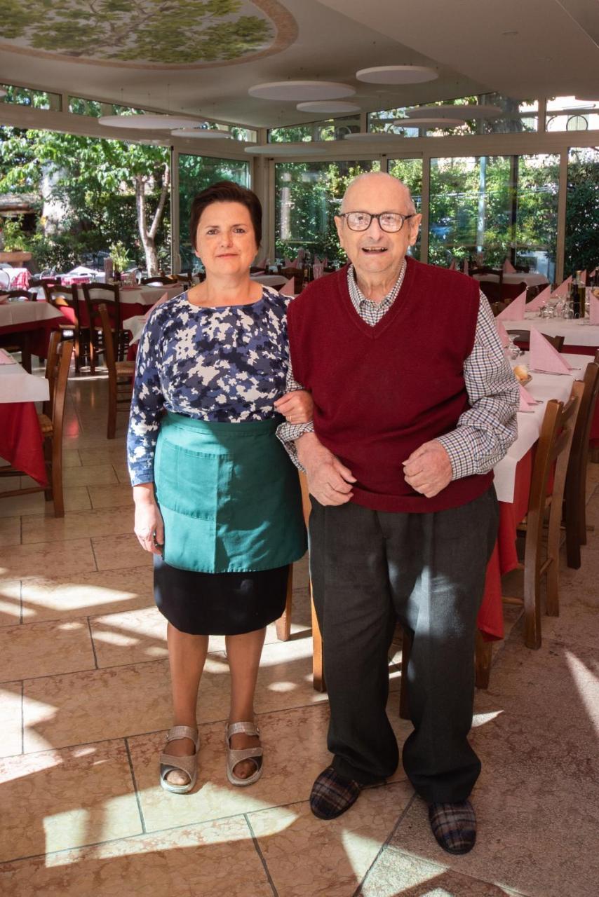 Albergo Al Platano Caprino Veronese Bagian luar foto