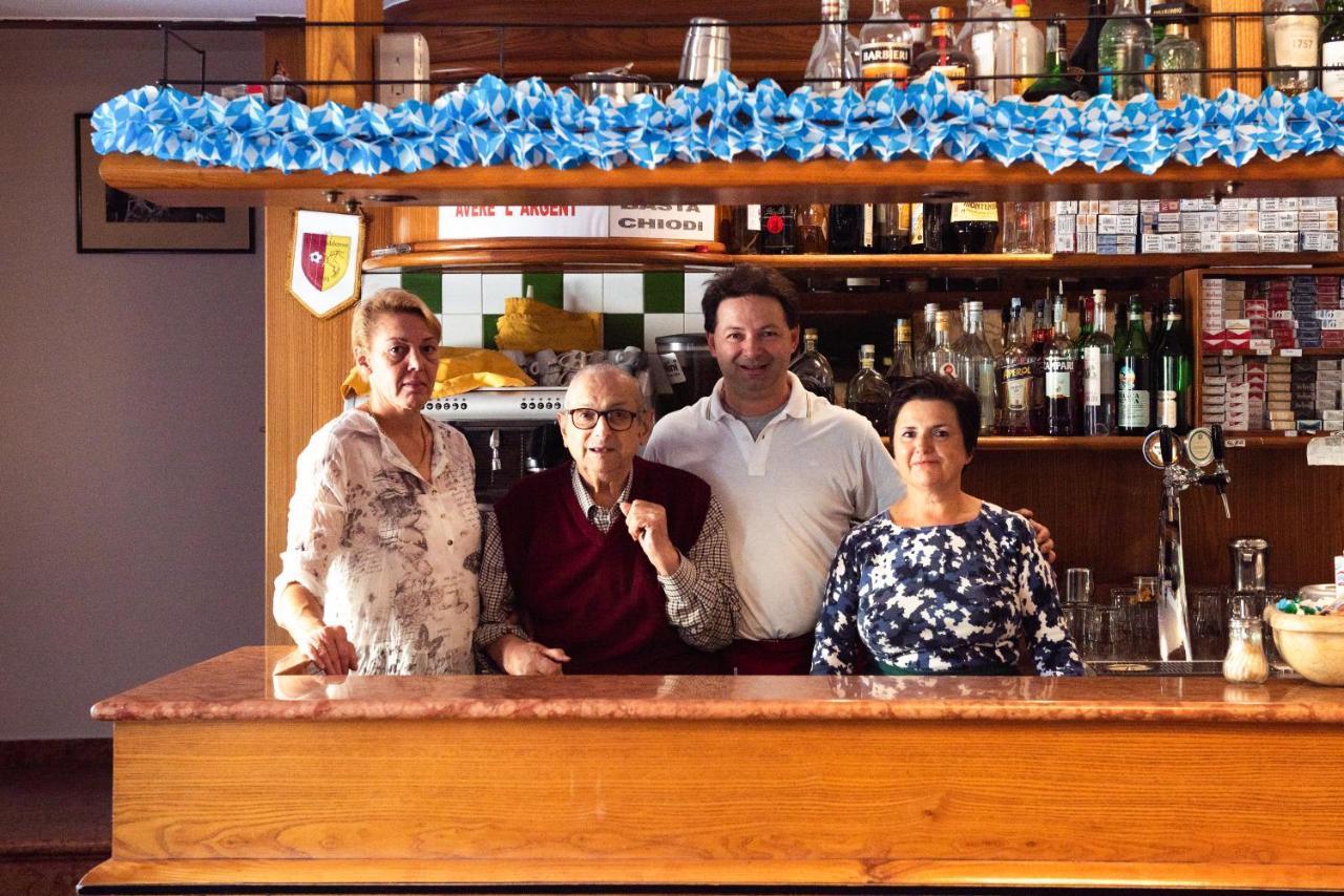 Albergo Al Platano Caprino Veronese Bagian luar foto