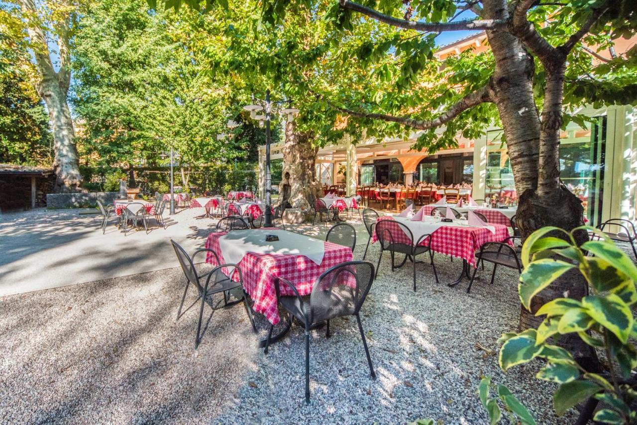 Albergo Al Platano Caprino Veronese Bagian luar foto