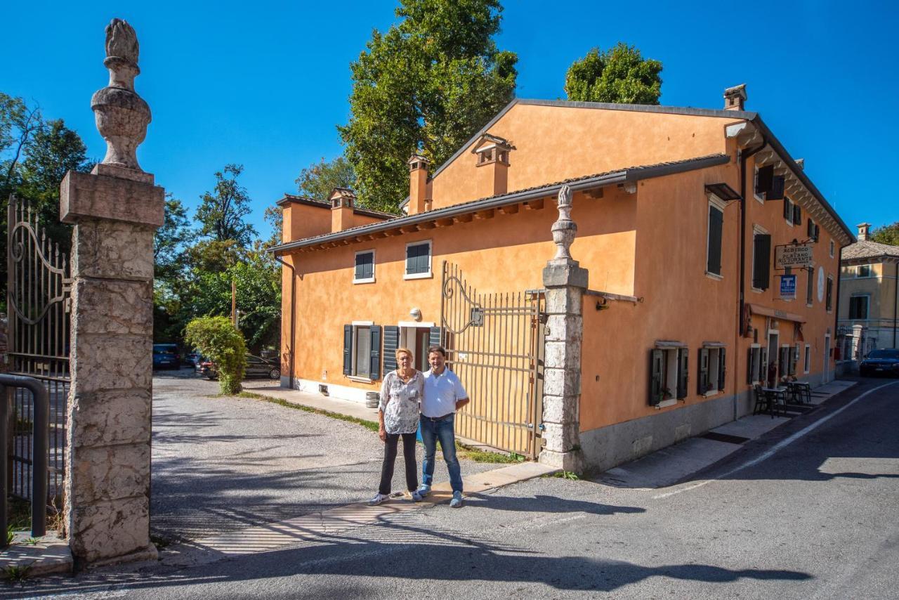 Albergo Al Platano Caprino Veronese Bagian luar foto