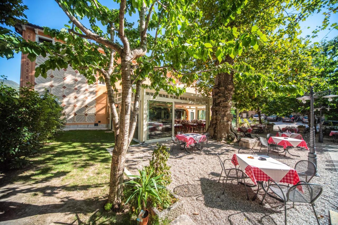 Albergo Al Platano Caprino Veronese Bagian luar foto