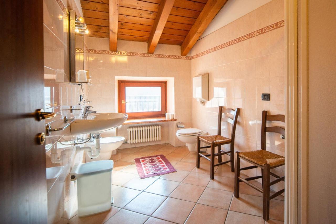 Albergo Al Platano Caprino Veronese Bagian luar foto