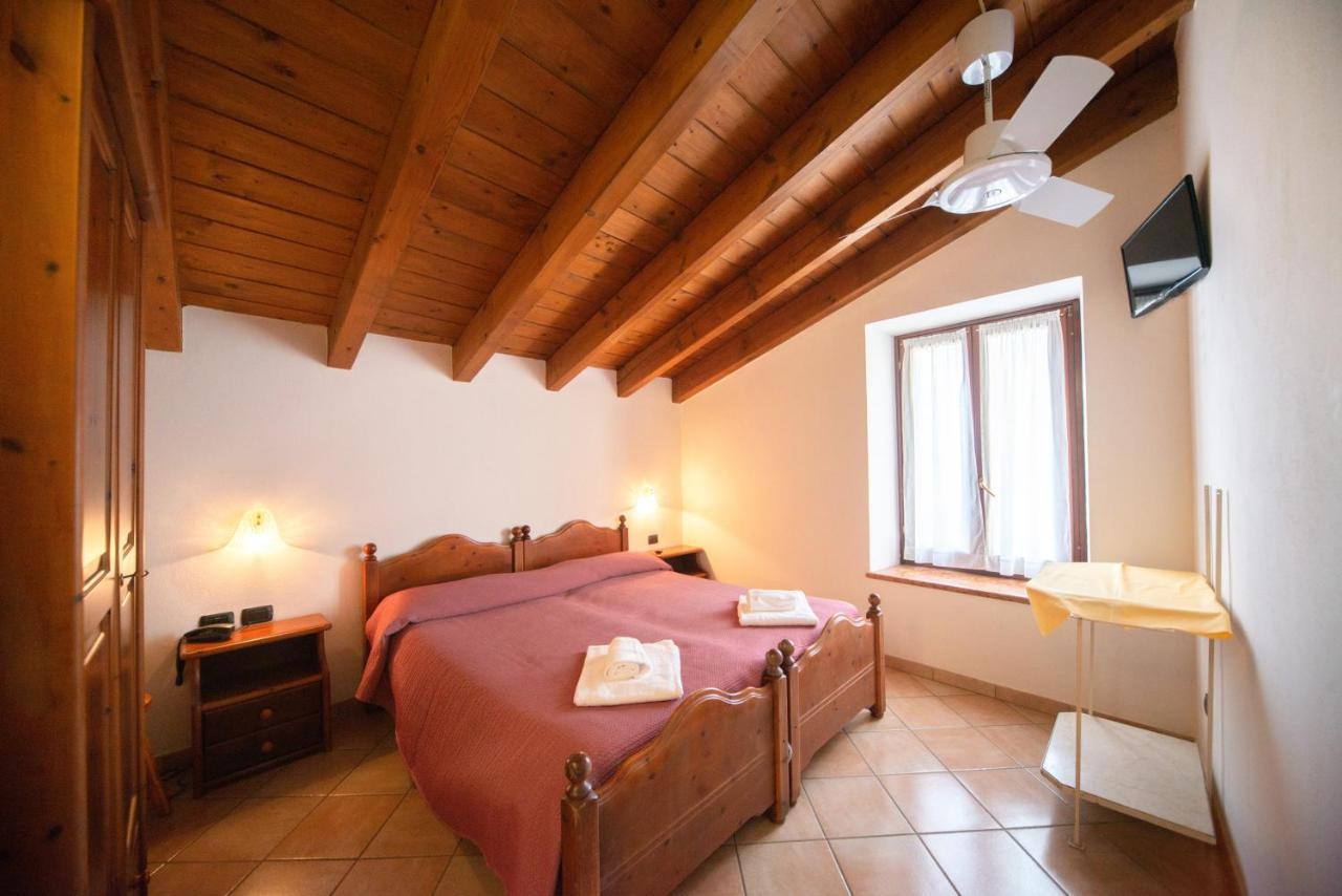 Albergo Al Platano Caprino Veronese Bagian luar foto