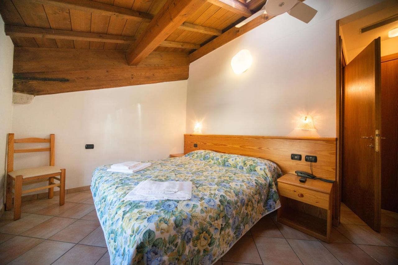 Albergo Al Platano Caprino Veronese Bagian luar foto