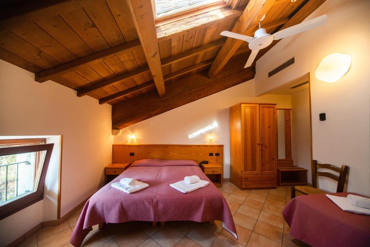 Albergo Al Platano Caprino Veronese Bagian luar foto