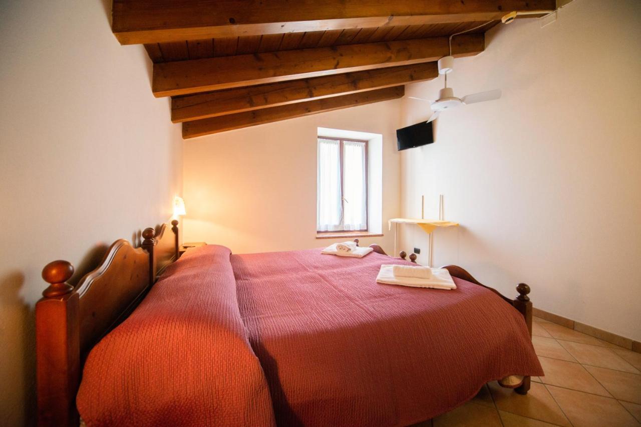 Albergo Al Platano Caprino Veronese Bagian luar foto