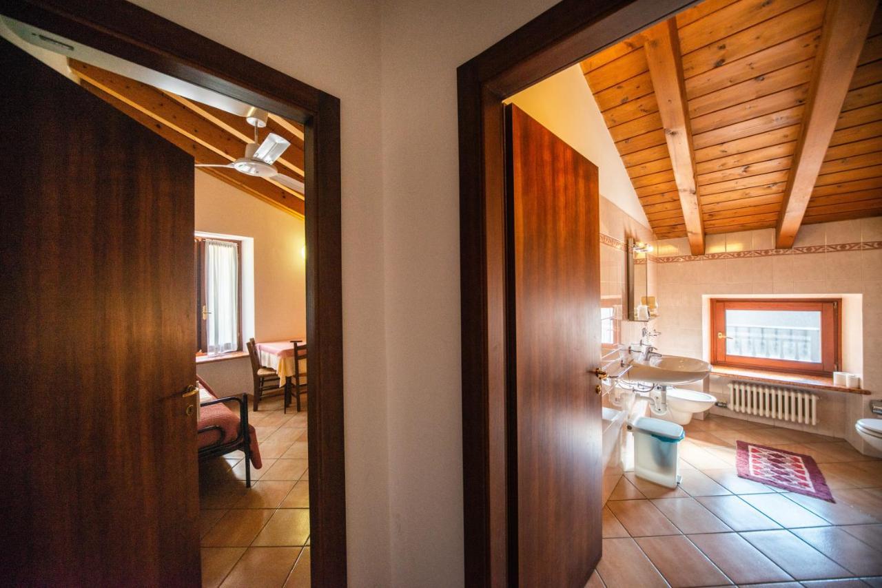 Albergo Al Platano Caprino Veronese Bagian luar foto