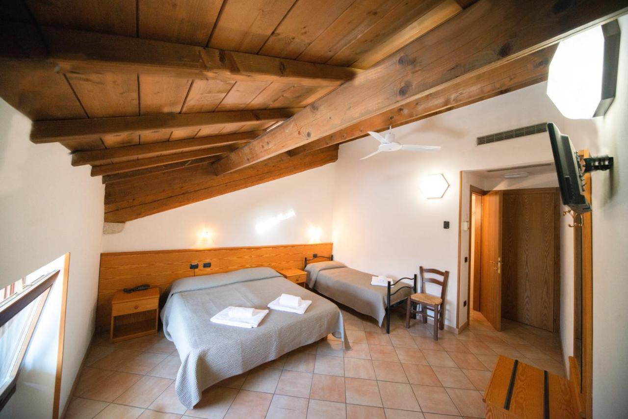 Albergo Al Platano Caprino Veronese Bagian luar foto