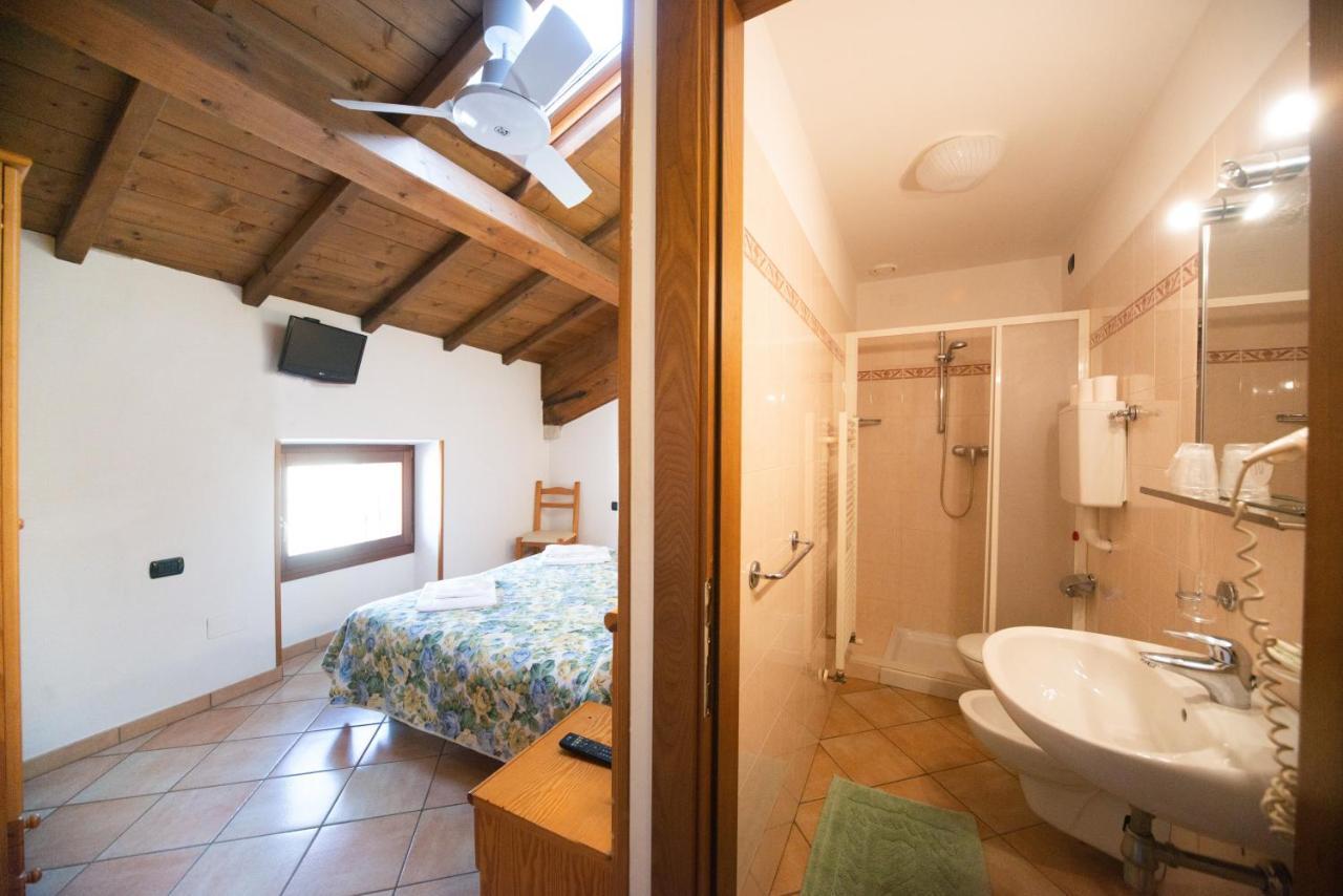Albergo Al Platano Caprino Veronese Bagian luar foto