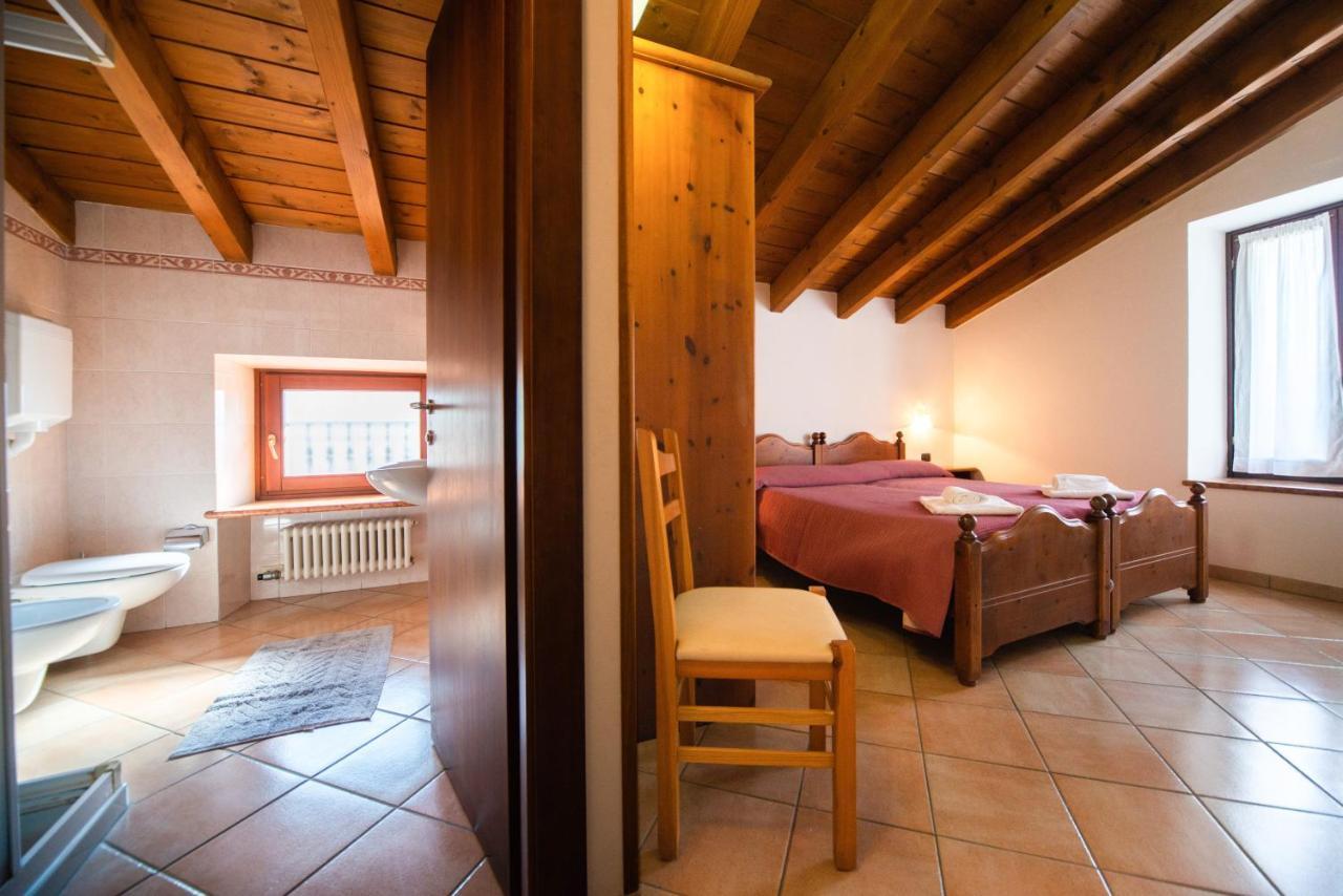 Albergo Al Platano Caprino Veronese Bagian luar foto
