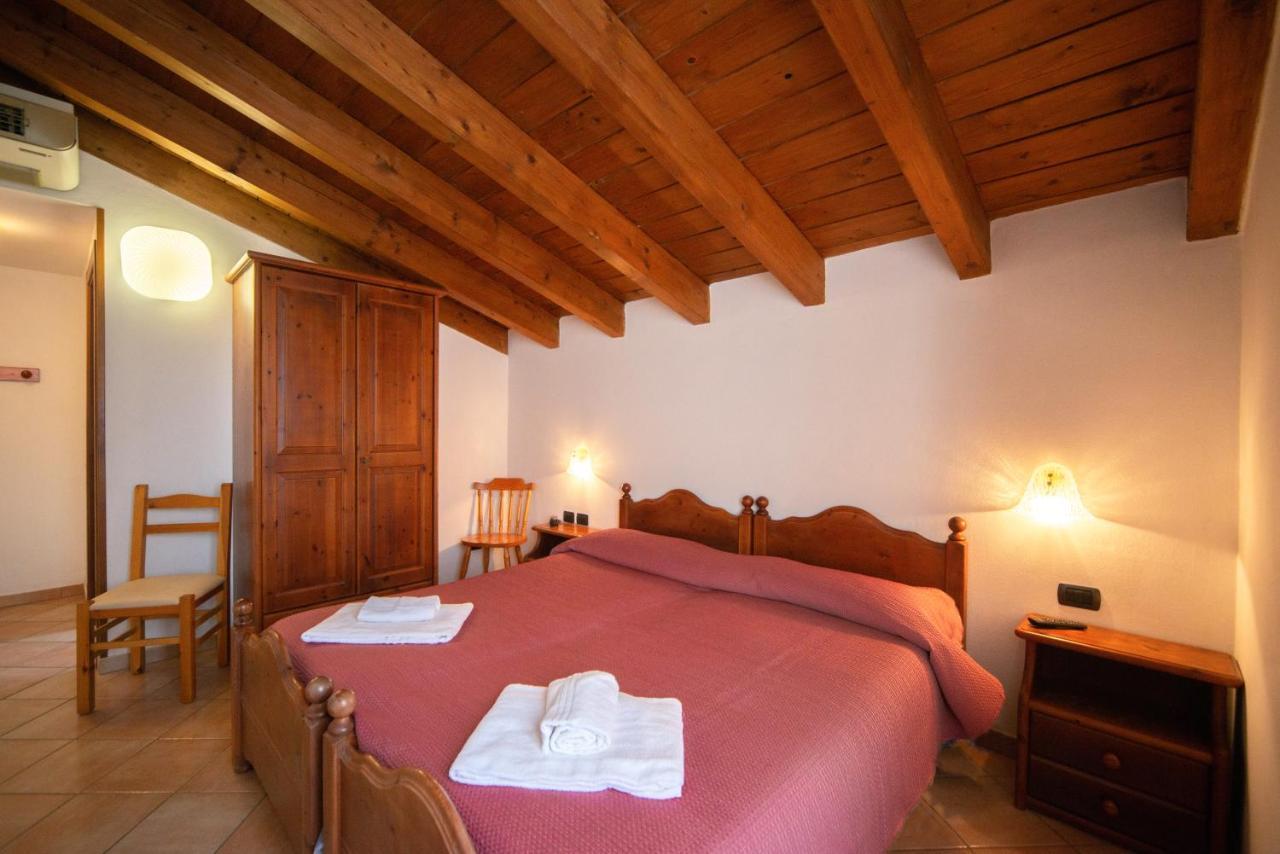 Albergo Al Platano Caprino Veronese Bagian luar foto