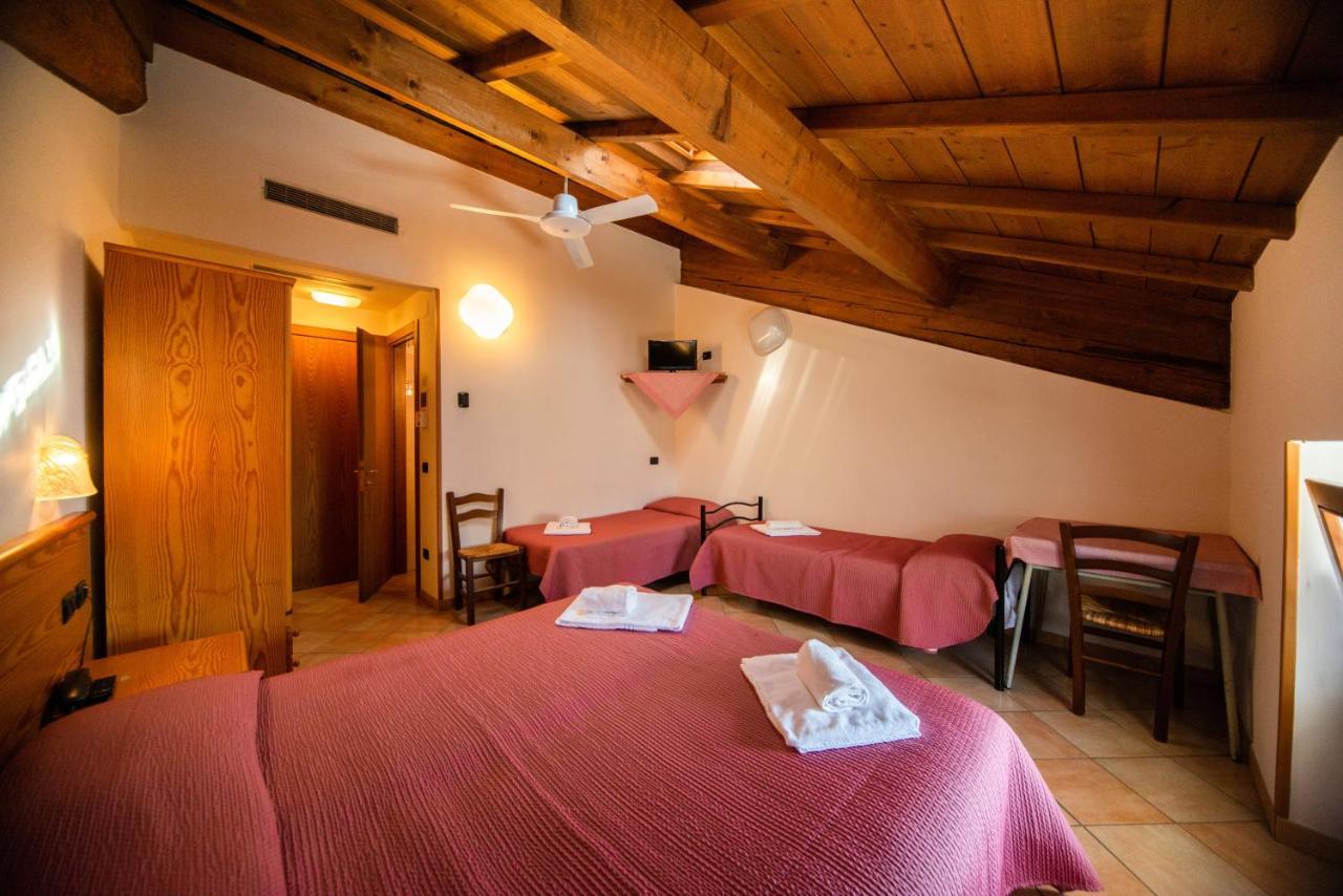 Albergo Al Platano Caprino Veronese Bagian luar foto