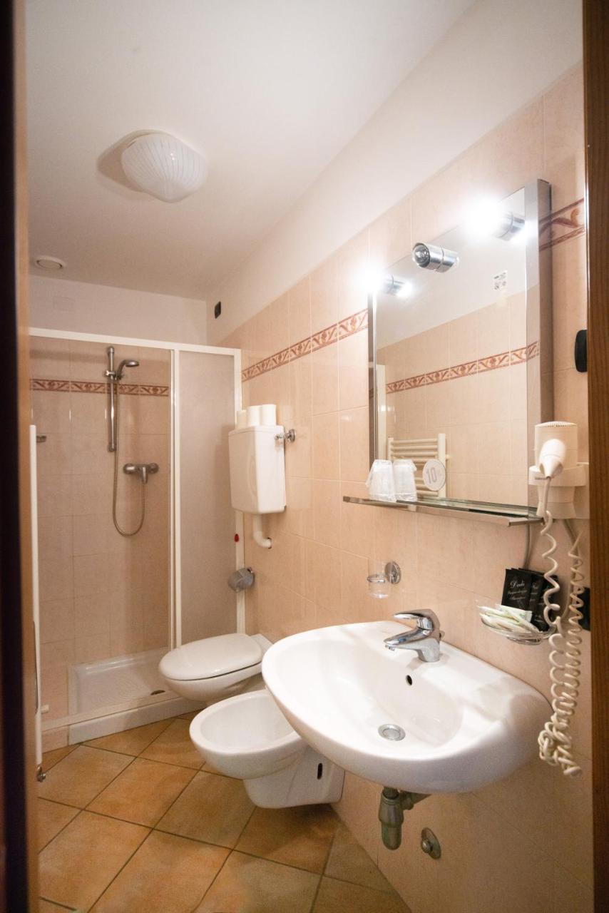 Albergo Al Platano Caprino Veronese Bagian luar foto