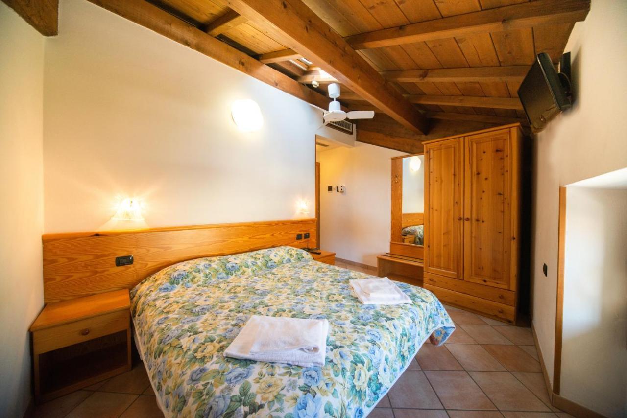 Albergo Al Platano Caprino Veronese Bagian luar foto