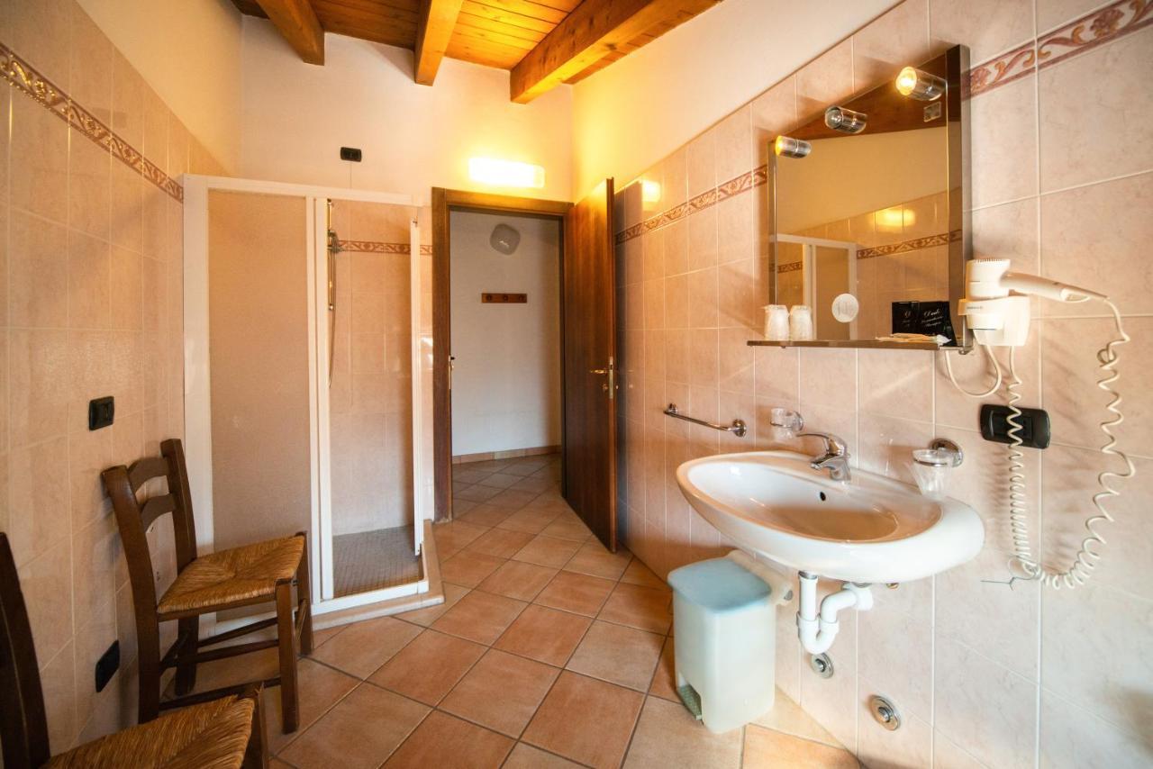Albergo Al Platano Caprino Veronese Bagian luar foto