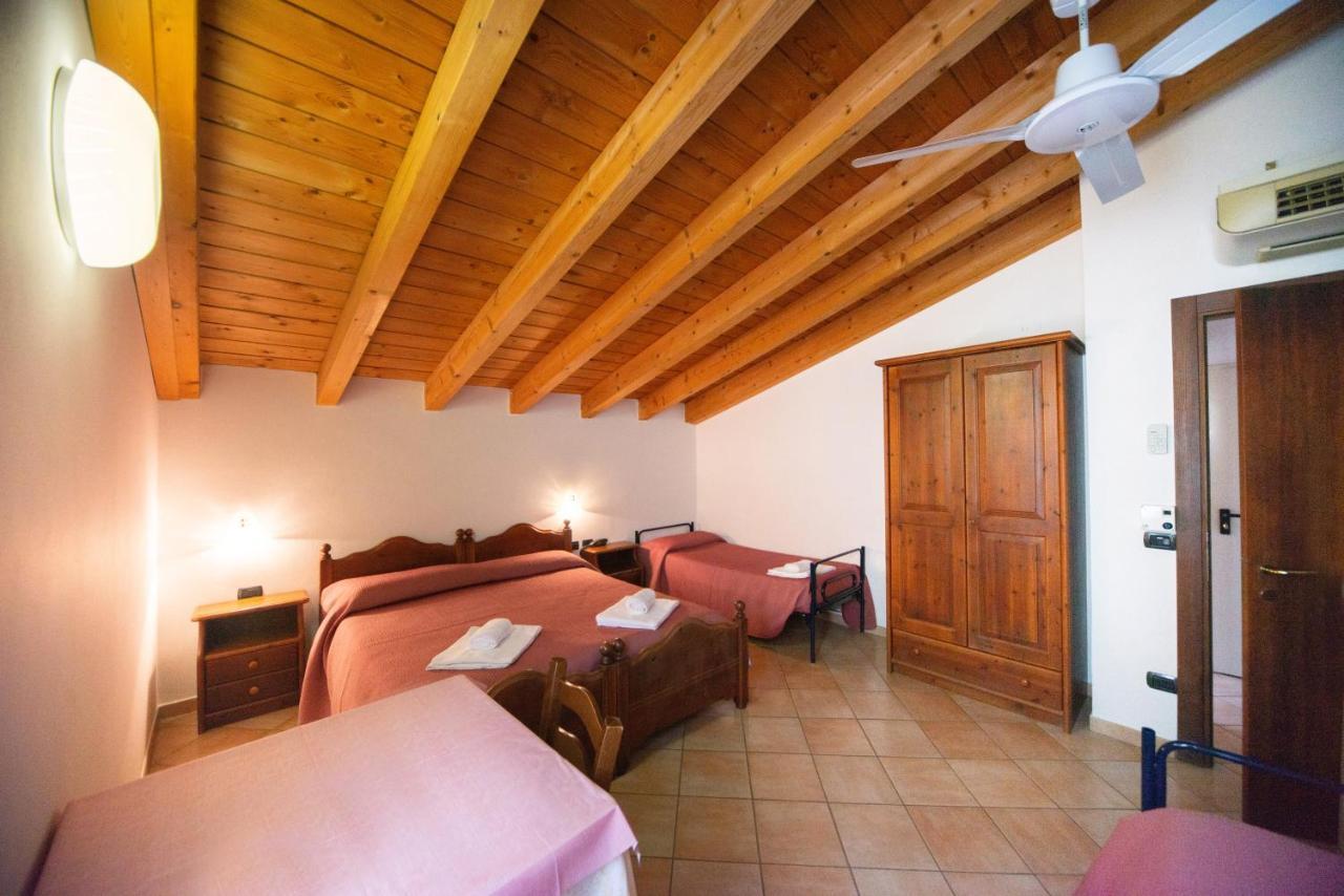 Albergo Al Platano Caprino Veronese Bagian luar foto