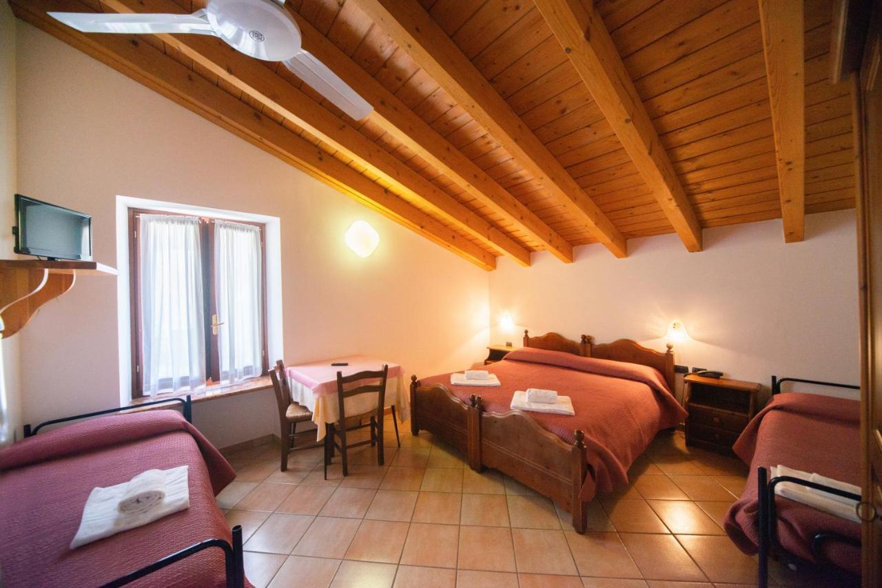 Albergo Al Platano Caprino Veronese Bagian luar foto