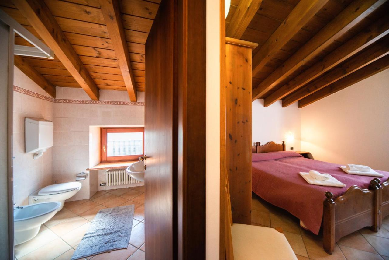 Albergo Al Platano Caprino Veronese Bagian luar foto