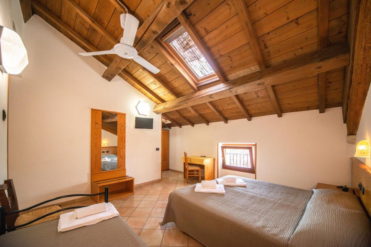 Albergo Al Platano Caprino Veronese Bagian luar foto