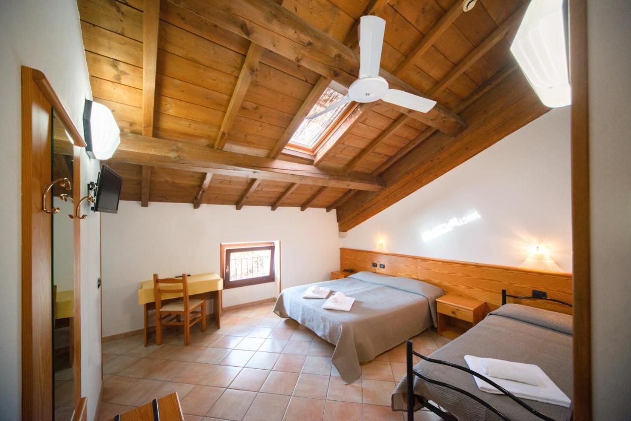 Albergo Al Platano Caprino Veronese Bagian luar foto