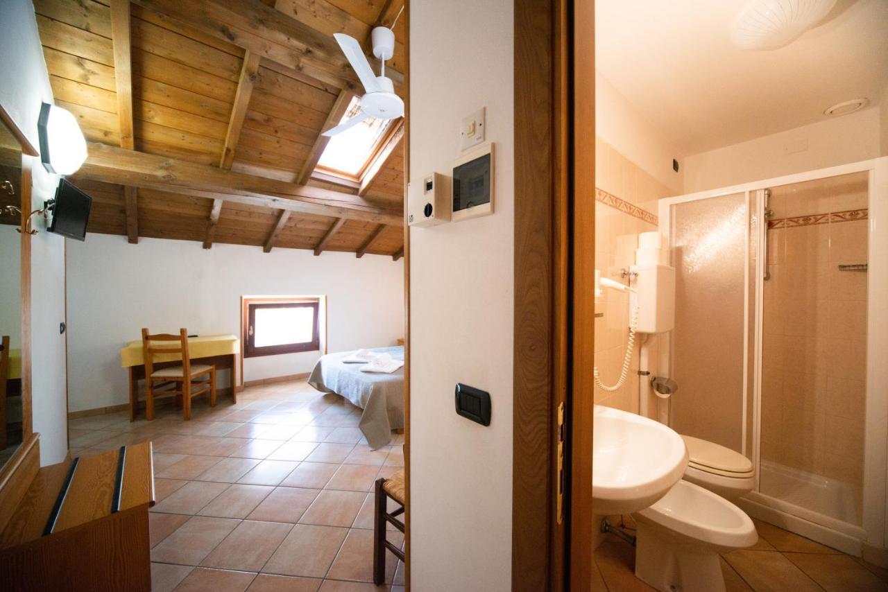 Albergo Al Platano Caprino Veronese Bagian luar foto
